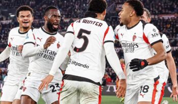 Koni De Winter (tengah) merayakan gol pembuka AC Milan bersama rekan setimnya saat menghadapi AS Roma di Stadio Olimpico, Roma. FOTO: (IG) @acmilan