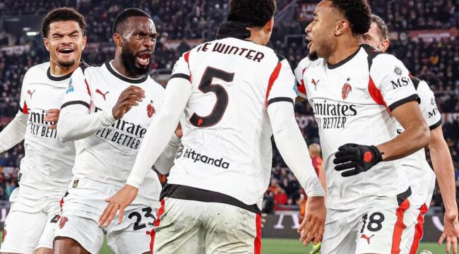 Koni De Winter (tengah) merayakan gol pembuka AC Milan bersama rekan setimnya saat menghadapi AS Roma di Stadio Olimpico, Roma. FOTO: (IG) @acmilan