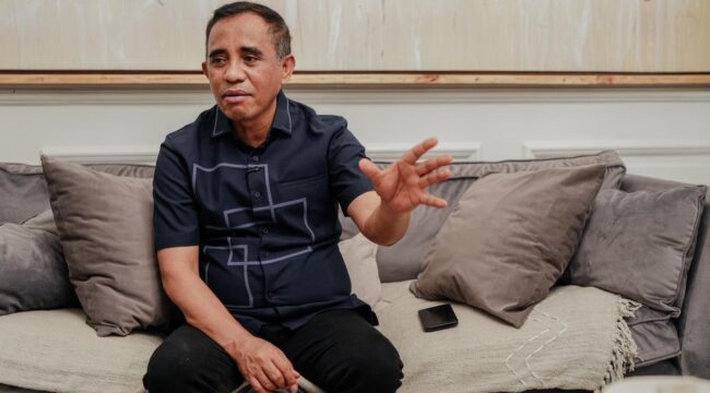 Gubernur Sulawesi Tengah, Anwar Hafid, menyampaikan komitmen pemerintah provinsi dalam menertibkan tenaga kerja asing ilegal dan melindungi tenaga kerja Indonesia melalui pengawasan langsung di lapangan. FOTO: istimewa