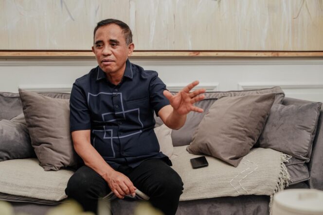 
					Gubernur Sulawesi Tengah, Anwar Hafid, menyampaikan komitmen pemerintah provinsi dalam menertibkan tenaga kerja asing ilegal dan melindungi tenaga kerja Indonesia melalui pengawasan langsung di lapangan. FOTO: istimewa