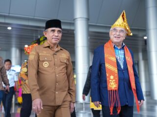 Gubernur Sulawesi Tengah Anwar Hafid (kiri) mendampingi Presiden Dunia Melayu Dunia Islam (DMDI) Tun Seri Setia Mohd Ali Rustam saat tiba di Bandara Mutiara SIS Aljufri, Palu, Senin (27/01/26). FOTO: istimewa