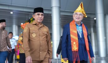 Gubernur Sulawesi Tengah Anwar Hafid (kiri) mendampingi Presiden Dunia Melayu Dunia Islam (DMDI) Tun Seri Setia Mohd Ali Rustam saat tiba di Bandara Mutiara SIS Aljufri, Palu, Senin (27/01/26). FOTO: istimewa