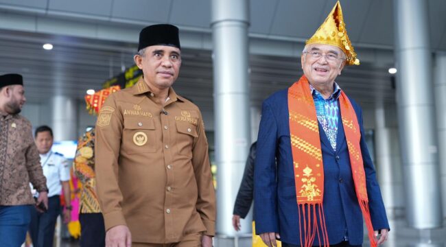 Gubernur Sulawesi Tengah Anwar Hafid (kiri) mendampingi Presiden Dunia Melayu Dunia Islam (DMDI) Tun Seri Setia Mohd Ali Rustam saat tiba di Bandara Mutiara SIS Aljufri, Palu, Senin (27/01/26). FOTO: istimewa