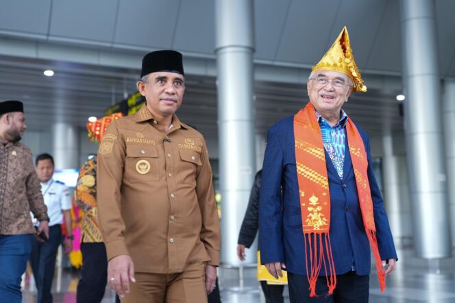 
					Gubernur Sulawesi Tengah Anwar Hafid (kiri) mendampingi Presiden Dunia Melayu Dunia Islam (DMDI) Tun Seri Setia Mohd Ali Rustam saat tiba di Bandara Mutiara SIS Aljufri, Palu, Senin (27/01/26). FOTO: istimewa