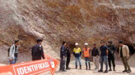 Tim gabungan Polda Sulawesi Tengah dan Polresta Palu saat melakukan olah tempat kejadian perkara (TKP) di lokasi tambang emas Poboya, Kota Palu, Minggu (25/01/26). FOTO: istimewa