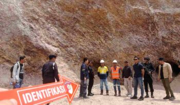 Tim gabungan Polda Sulawesi Tengah dan Polresta Palu saat melakukan olah tempat kejadian perkara (TKP) di lokasi tambang emas Poboya, Kota Palu, Minggu (25/01/26). FOTO: istimewa