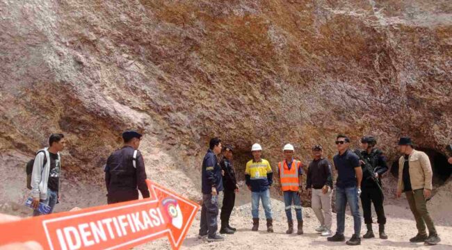 Tim gabungan Polda Sulawesi Tengah dan Polresta Palu saat melakukan olah tempat kejadian perkara (TKP) di lokasi tambang emas Poboya, Kota Palu, Minggu (25/01/26). FOTO: istimewa