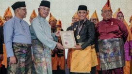 Gubernur Sulawesi Tengah Anwar Hafid (tengah) menerima piagam pelantikan sebagai Ketua Dunia Melayu Dunia Islam (DMDI) Provinsi Sulawesi Tengah dalam prosesi pelantikan yang berlangsung di Ballroom Best Western Hotel, Palu, Senin (26/01/26). FOTO: istimewa
