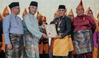 Gubernur Sulawesi Tengah Anwar Hafid (tengah) menerima piagam pelantikan sebagai Ketua Dunia Melayu Dunia Islam (DMDI) Provinsi Sulawesi Tengah dalam prosesi pelantikan yang berlangsung di Ballroom Best Western Hotel, Palu, Senin (26/01/26). FOTO: istimewa