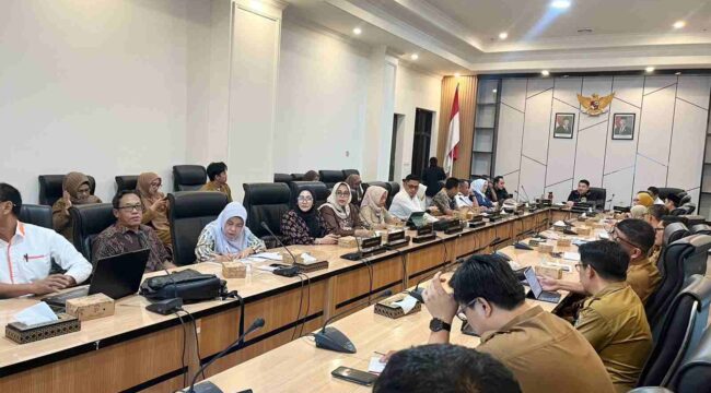 Badan Pembentukan Peraturan Daerah (Bapemperda) DPRD Provinsi Sulawesi Tengah menggelar rapat kerja pembahasan Rancangan Peraturan Daerah (Ranperda) Tahun 2026 bersama Organisasi Perangkat Daerah (OPD) dan Tenaga Ahli, di Ruang Baruga Lantai III, Gedung B DPRD Provinsi Sulawesi Tengah, Palu, Senin (26/01/26). FOTO: Humas Set.DPRD SULTENG 