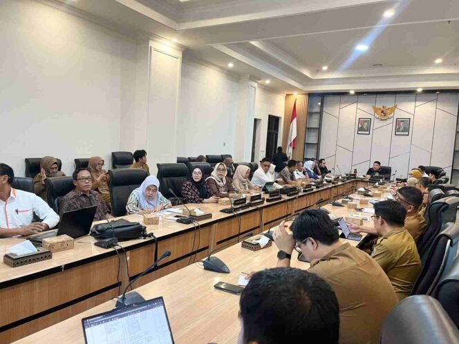 
					Badan Pembentukan Peraturan Daerah (Bapemperda) DPRD Provinsi Sulawesi Tengah menggelar rapat kerja pembahasan Rancangan Peraturan Daerah (Ranperda) Tahun 2026 bersama Organisasi Perangkat Daerah (OPD) dan Tenaga Ahli, di Ruang Baruga Lantai III, Gedung B DPRD Provinsi Sulawesi Tengah, Palu, Senin (26/01/26). FOTO: Humas Set.DPRD SULTENG 