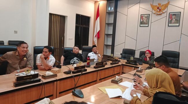 Komisi III DPRD Provinsi Sulawesi Tengah menggelar Rapat Dengar Pendapat (RDP) bersama organisasi perangkat daerah (OPD) terkait pembahasan evaluasi kinerja dan program pembangunan Tahun Anggaran 2026 di Ruang Baruga, Gedung B Lantai 3 DPRD Sulteng, Palu, Senin (26/01/26). FOTO: istimewa
