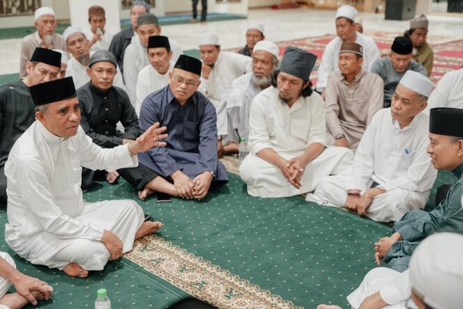 
					Gubernur Sulawesi Tengah, Anwar Hafid (kiri), menyampaikan arahan saat kegiatan retret kepala dinas di Masjid Raya Baitul Khairaat, Palu. FOTO: Humas Pemprov Sulteng.