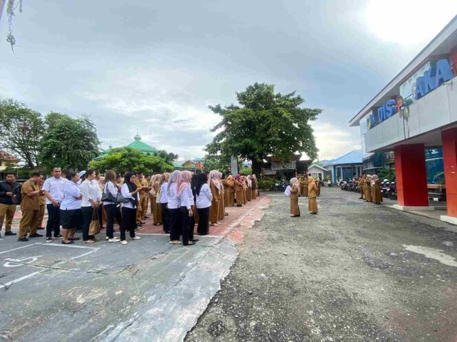 
					Aparatur Sipil Negara (ASN) dan staf Dinas Perpustakaan dan Kearsipan (Dispusaka) Provinsi Sulawesi Tengah mengikuti apel pagi perdana tahun 2026 di halaman kantor Dispusaka Sulteng, Palu, Senin (12/01/26). FOTO: istimewa