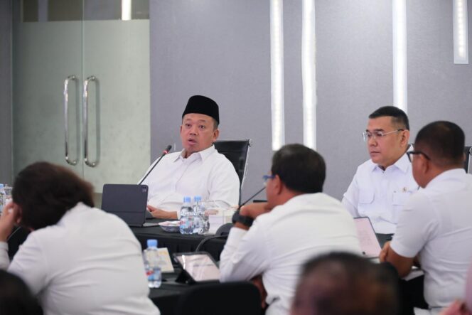 
					Menteri Agraria dan Tata Ruang/Kepala Badan Pertanahan Nasional (ATR/BPN) memimpin Rapat Pimpinan Kementerian ATR/BPN di Aula Prona, Jakarta, membahas perluasan kerja sama dengan perguruan tinggi melalui KKN tematik guna mempercepat sertipikasi enam juta bidang tanah, Rabu (14/01/26). FOTO: istimewa