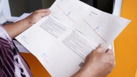 Petugas menunjukkan peta bidang tanah hasil survei dan pemetaan pertanahan. FOTO: istimewa