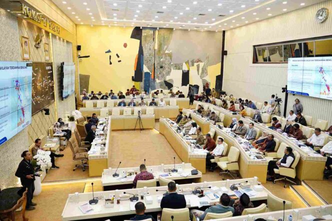 
					Suasana Rapat Kerja dan Rapat Dengar Pendapat (RDP) Komisi II DPR RI bersama Kementerian Agraria dan Tata Ruang/Badan Pertanahan Nasional (ATR/BPN) di Gedung Nusantara DPR RI, Jakarta, Senin (19/01/26). FOTO: istimewa