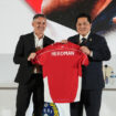 Ketua Umum PSSI, Erick Thohir (kanan), bersama John Herdman (kiri) menunjukkan jersey Tim Nasional Indonesia usai perkenalan resmi Herdman sebagai Pelatih Kepala Timnas Indonesia di Jakarta, Selasa (13/01/26). Foto: Dok. pssi.org