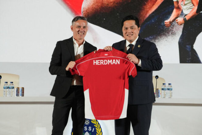 
					Ketua Umum PSSI, Erick Thohir (kanan), bersama John Herdman (kiri) menunjukkan jersey Tim Nasional Indonesia usai perkenalan resmi Herdman sebagai Pelatih Kepala Timnas Indonesia di Jakarta, Selasa (13/01/26). Foto: Dok. pssi.org