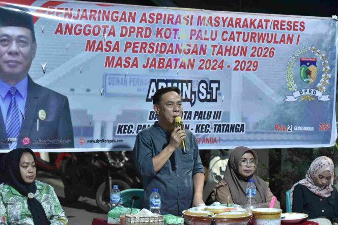 
					Anggota DPRD Kota Palu, Armin, menyampaikan sambutan saat kegiatan Penjaringan Aspirasi Masyarakat (Reses) Caturwulan I Masa Persidangan Tahun 2026 di Kelurahan Palupi, Kecamatan Tatanga, Kota Palu, Senin malam (02/02/26). FOTO: netiz.id (Akib)