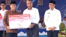 Menteri Desa PDTT menyerahkan reward kepada Kepala Desa Toaya, Ompo Wijaya, didampingi Gubernur Sulawesi Tengah, pada Peresmian Posbankum di Halaman Pogombo. FOTO: Pemdes Toaya