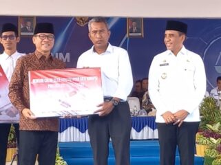 Menteri Desa PDTT menyerahkan reward kepada Kepala Desa Toaya, Ompo Wijaya, didampingi Gubernur Sulawesi Tengah, pada Peresmian Posbankum di Halaman Pogombo. FOTO: Pemdes Toaya