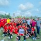 Skuad Garuda Bija Lombonga berfoto bersama usai menjuarai Hadianto Rasyid Cup 2026 setelah mengalahkan Ujumbou FC melalui adu penalti di laga final yang digelar di Lapangan Desa Labean, Kabupaten Donggala, Minggu (01/02/26). FOTO: istimewa