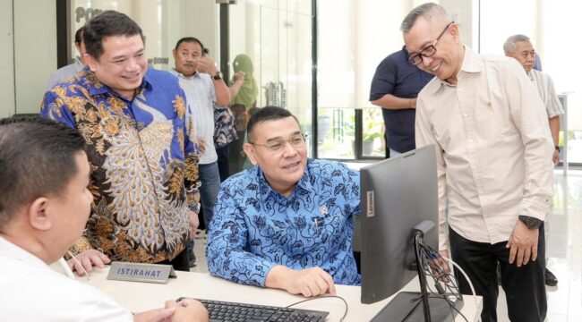 Wakil Menteri ATR/Wakil Kepala BPN, Ossy Dermawan (tengah), didampingi jajaran pejabat ATR/BPN, meninjau langsung proses layanan dan pemutakhiran data pertanahan berbasis digital saat kunjungan kerja di Kantor Pertanahan Kabupaten Pasuruan, Jawa Timur, Minggu (01/02/26). FOTO: istimewa