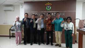 Kepala Dinas Pendidikan Provinsi Sulawesi Tengah, Firmanza DP (batik coklat), berfoto bersama jajaran akademik Universitas Hasanuddin (Unhas) saat kunjungan verifikasi data mahasiswa penerima Beasiswa BERANI Cerdas asal Sulawesi Tengah di Makassar, Selasa (03/02/26). FOTO: Biro Adpim Pemprov Sulteng