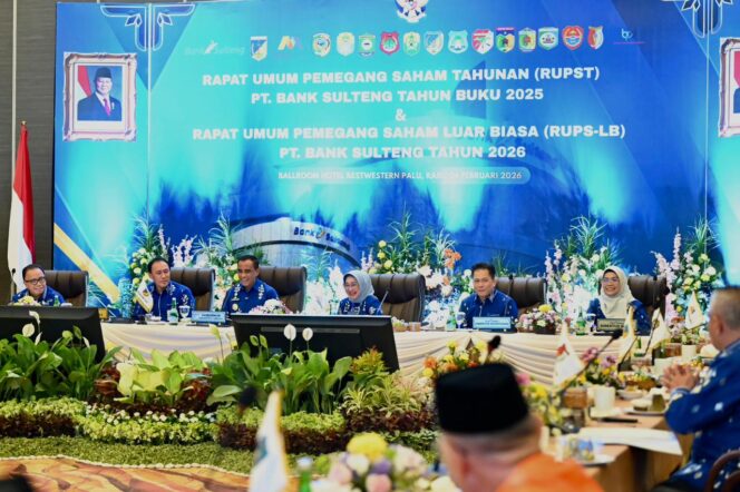 
					Gubernur Sulawesi Tengah Anwar Hafid (tengah) bersama jajaran direksi dan komisaris PT Bank Sulteng saat Rapat Umum Pemegang Saham Tahunan (RUPST) Tahun Buku 2025 dan Rapat Umum Pemegang Saham Luar Biasa (RUPS-LB) Tahun 2026 di Ballroom Hotel Best Western Palu, Rabu (04/02/26). FOTO: Biro Adpim Pemprov Sulteng.