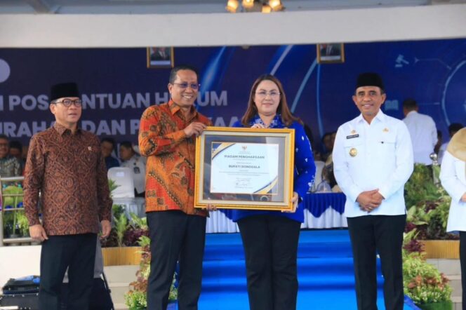 
					Menteri Hukum Republik Indonesia menyerahkan piagam penghargaan kepada Bupati Donggala, Vera Elena Laruni, atas dukungan Pemerintah Kabupaten Donggala dalam pembentukan POSBANKUM  Desa/Kelurahan. FOTO: Prokopim Setda Donggala.