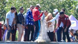 Wakil Gubernur Sulawesi Tengah dr. Reny A. Lamadjido (tengah) turut melakukan panen perdana udang vaname di tambak intensif milik H. Fahmi Thalib, Kelurahan Taipa, Kecamatan Palu Utara, Kota Palu, Kamis (05/02/26). FOTO: Biro Adpim Pemprov Sulteng