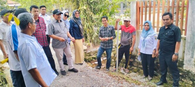 
					Anggota Panitia Khusus (Pansus) I Aset DPRD Kabupaten Donggala bersama pihak terkait saat melakukan peninjauan langsung objek aset daerah di lingkungan SMP Negeri 1 Rio Pakava, Kamis (05/02/26). FOTO: istimewa