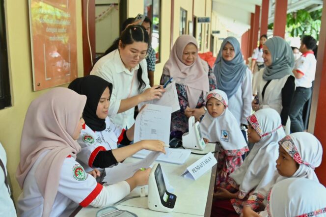 
					Wakil Gubernur Sulawesi Tengah, dr. Reny A. Lamadjido, meninjau skrining penyakit jantung bawaan siswa di SDIT Bina Insan Palu, Jumat (06/02/26). FOTO: Biro Adpim Pemprov Sulteng