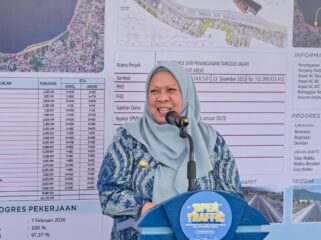 Wakil Gubernur Sulawesi Tengah, Reny A. Lamadjido, menyampaikan sambutan saat pembukaan lalu lintas (open traffic) Jembatan Palu IV dan Elevated Road di Kota Palu, Jumat (13/02/26). FOTO: Biro Adpim Pemprov Sulteng 