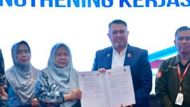 Wakil Gubernur Sulawesi Tengah Reny A. Lamadjido bersama jajaran Fakultas Kedokteran Untad dan perwakilan mitra akademik menunjukkan dokumen kerja sama pada Grand Launching Prodi Spesialis di Auditorium FK Untad, Palu, Jumat (13/02/26). FOTO: Biro Adpim Pemprov Sulteng