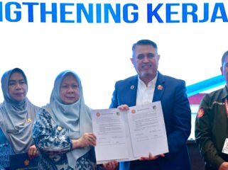 Wakil Gubernur Sulawesi Tengah Reny A. Lamadjido bersama jajaran Fakultas Kedokteran Untad dan perwakilan mitra akademik menunjukkan dokumen kerja sama pada Grand Launching Prodi Spesialis di Auditorium FK Untad, Palu, Jumat (13/02/26). FOTO: Biro Adpim Pemprov Sulteng