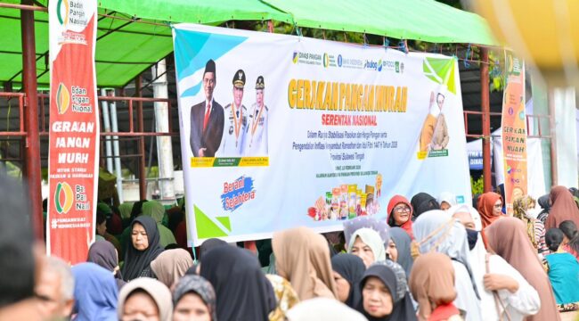 Ratusan warga memadati lokasi Gerakan Pangan Murah di halaman Kantor Dinas Pangan Provinsi Sulawesi Tengah, Jumat (13/02/26). FOTO: Biro Adpim Pemprov Sulteng 