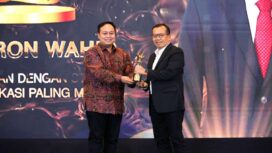 Staf Ahli Bidang Teknologi Informasi Kementerian ATR/BPN, Dwi Budi Martono (kanan), menerima penghargaan Kementerian dengan Strategi Komunikasi Paling Masif dari INDOPOSCO yang diserahkan oleh perwakilan INDOPOSCO dalam acara Anugerah INDOPOSCO 2026 di Jakarta, Selasa (03/02/26). FOTO: istimewa