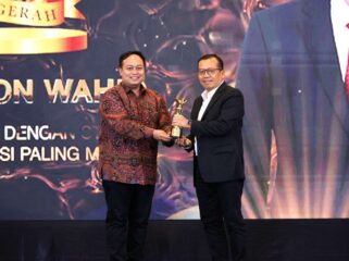 Staf Ahli Bidang Teknologi Informasi Kementerian ATR/BPN, Dwi Budi Martono (kanan), menerima penghargaan Kementerian dengan Strategi Komunikasi Paling Masif dari INDOPOSCO yang diserahkan oleh perwakilan INDOPOSCO dalam acara Anugerah INDOPOSCO 2026 di Jakarta, Selasa (03/02/26). FOTO: istimewa