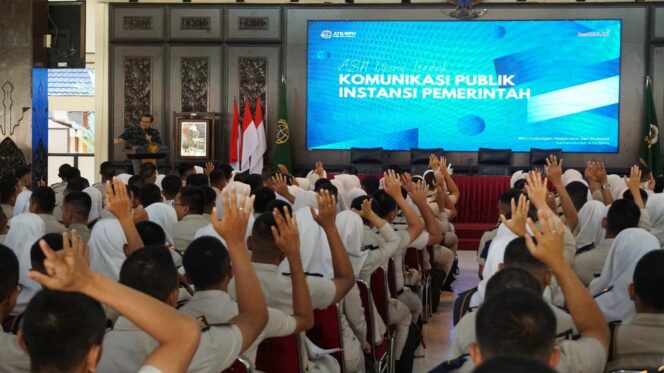 
					Bagas Agung Wibowo memberikan pembekalan komunikasi publik kepada Taruna/i STPN dalam kegiatan KKNP-PTLP di Pendopo STPN, Sleman, DIY, Rabu (04/02/26). FOTO: istimewa