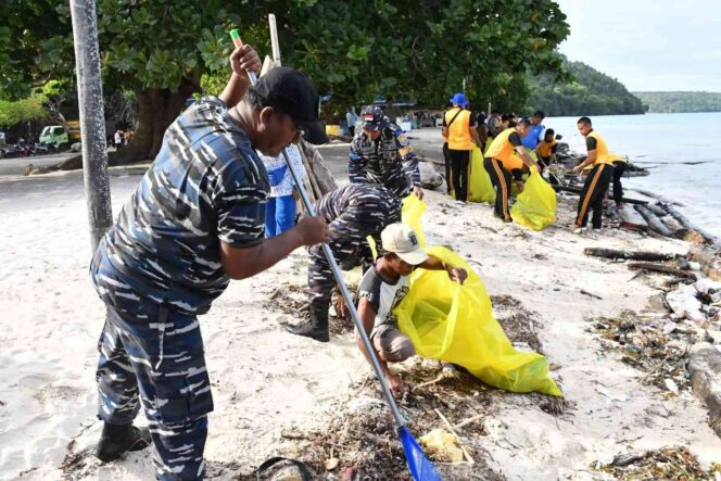 
					Personel Lanal Palu bersama Posal Donggala melaksanakan aksi di Pantai Tanjung Karang dan Pantai Tiga Makna. FOTO: istimewa