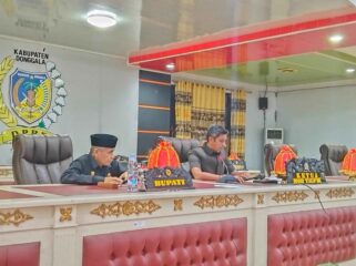 Ketua DPRD Donggala Moh Taufik memimpin Rapat Paripurna Masa Persidangan Pertama Tahun Sidang 2026 didampingi perwakilan eksekutif di Ruang Sidang Utama DPRD Donggala, Jumat (13/02/26). FOTO: Fj