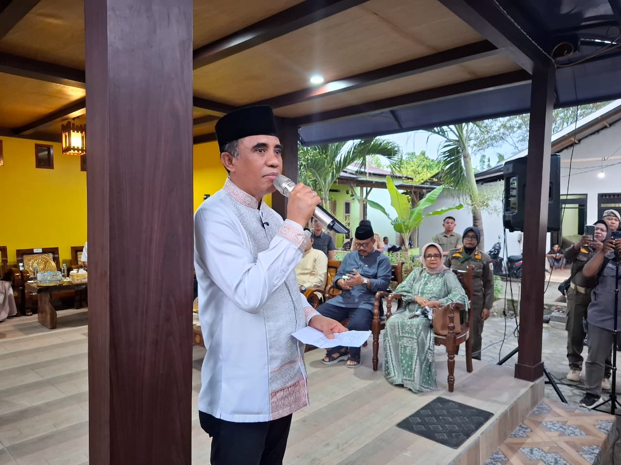 Gubernur Anwar Hafid