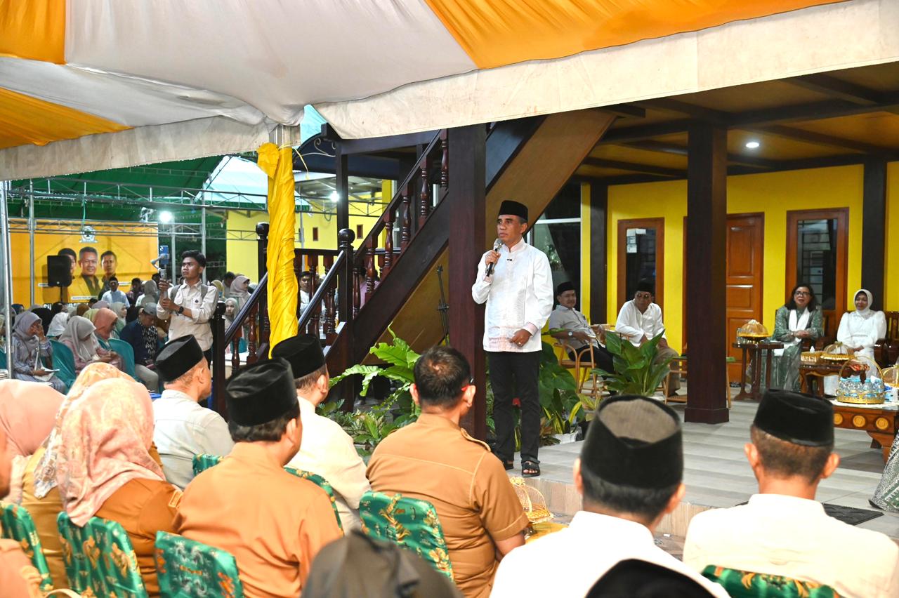Gubernur Anwar Hafid