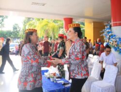 Tampil Anggun dengan Motif Megalit Poso, Bupati Donggala Vera Elena Laruni Hadiri HUT ke-131 Kabupaten Poso