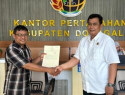 Kantah Donggala Percepat Legalitas Aset, 100 Sertipikat Tanah Diserahkan ke Nelayan