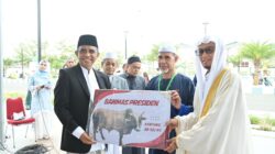 Gubernur Anwar Hafid Serahkan Sapi Kurban di Masjid Raya Baitul Khairaat