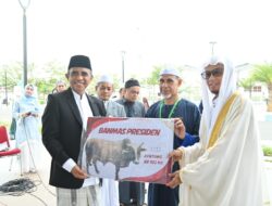 Gubernur Anwar Hafid Serahkan Sapi Kurban di Masjid Raya Baitul Khairaat