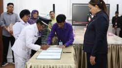 Bupati Vera Resmi Lantik Yohanes sebagai PAW Kepala Desa Pantolobete